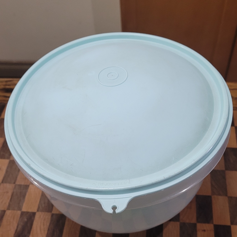 Tupperware Lg lettuce keeper. - Picture 2 of 3